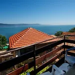 Royal Blue With Sea View In Old Maison d'hôtes